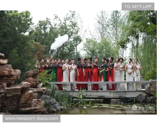烟雨江南古韵映照人间，青衫素影携风入镜头下